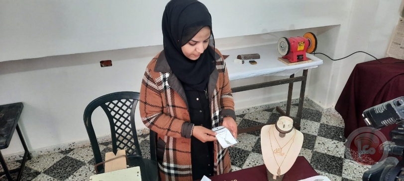 سلسبيل حسونة تواجه البطالة بصناعة الاكسسوارات