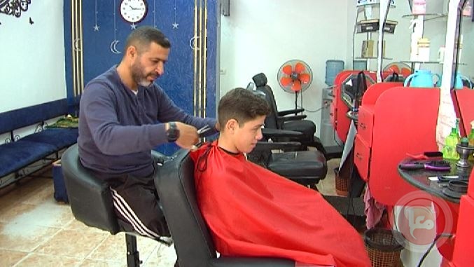 "حلّاق" على كرسي متحرك بغزة