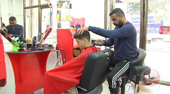 "حلّاق" على كرسي متحرك بغزة