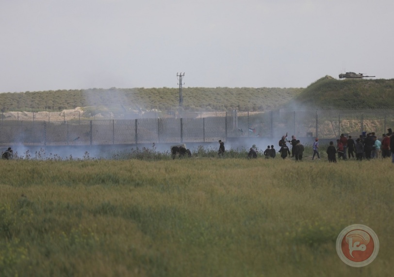الاحتلال يطلق قنابل الغاز تجاه المشاركين في المهرجان الجماهيري شرق غزة