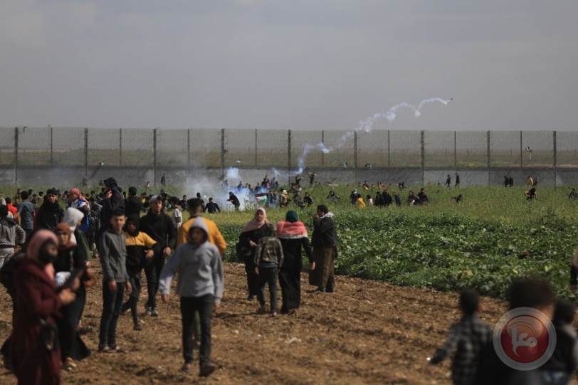 الاحتلال يطلق قنابل الغاز تجاه المشاركين في المهرجان الجماهيري شرق غزة