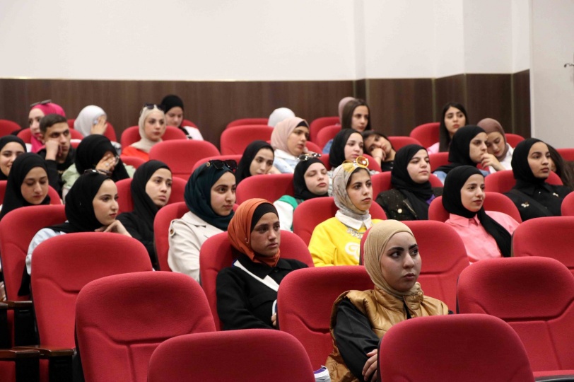 الدكتور ناصر اللحام يقدم محاضرة لطلبة جامعة فلسطين الأهلية عن "النانو"