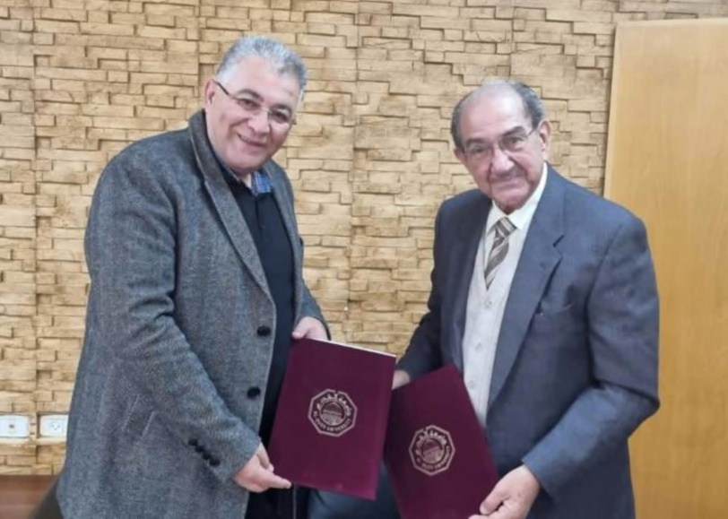 أبو كشك وسمير عويضة يوقعان اتفاقية تمويل وإنشاء محطة طاقة شمسية بجامعة القدس