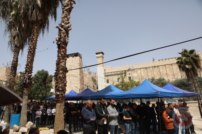 صور - أروقة وساحات المسجد الإبراهيمي تمتلئ بالمصلين 
