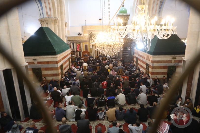 صور - أروقة وساحات المسجد الإبراهيمي تمتلئ بالمصلين 