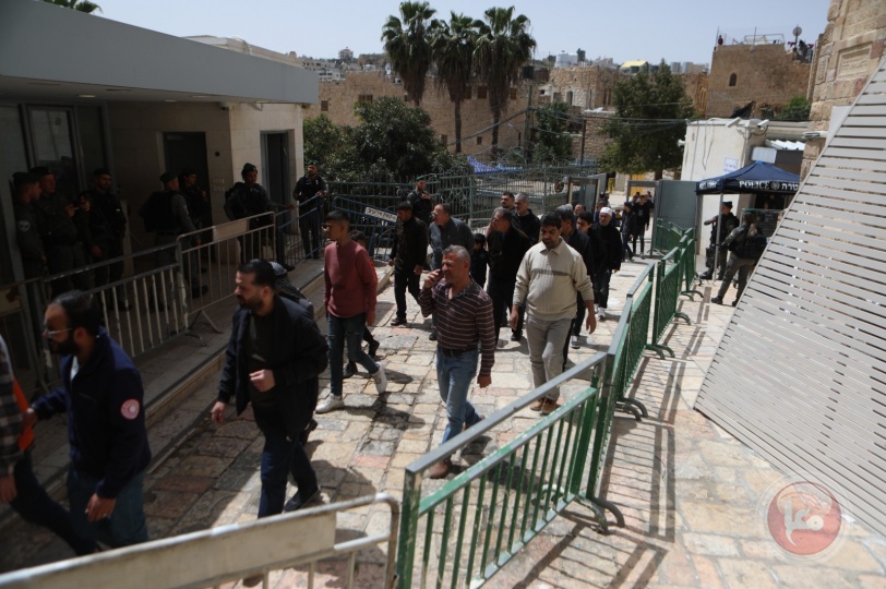 صور - أروقة وساحات المسجد الإبراهيمي تمتلئ بالمصلين 