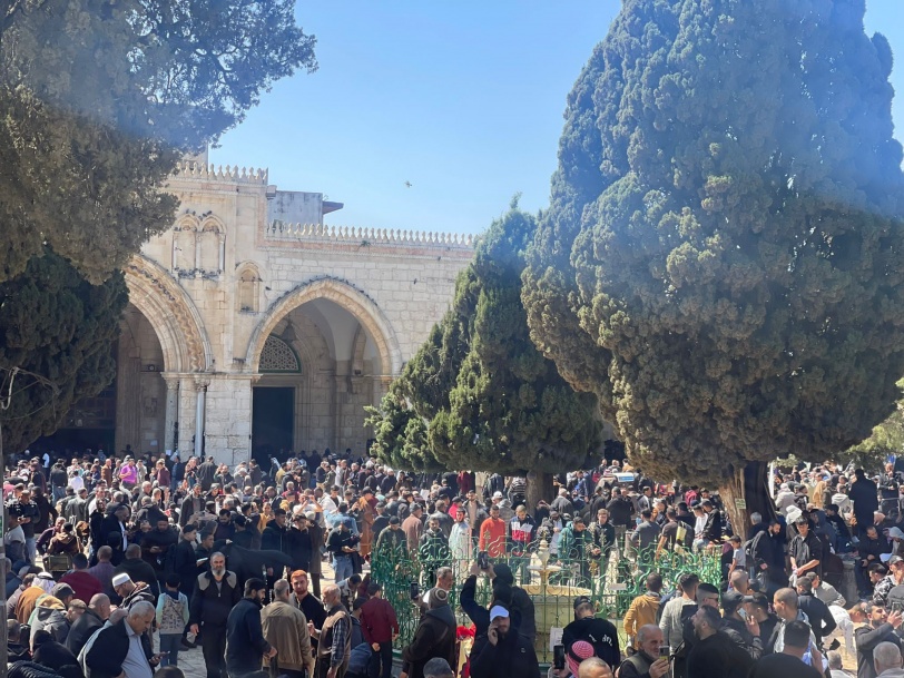 ربع مليون يؤدون صلاة الجمعة الرابعة من شهر رمضان في الأقصى