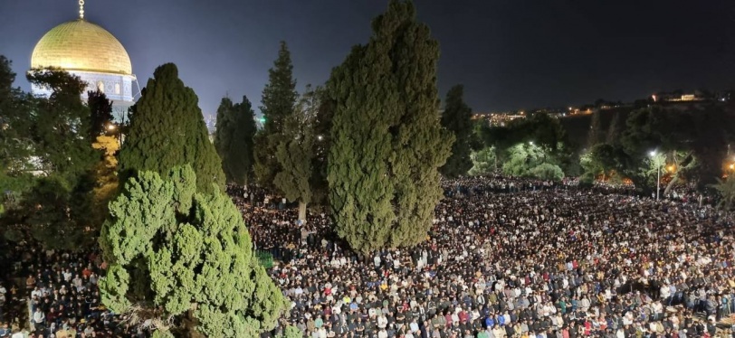 عشرات الآلاف يعتكفون في ليلة القدر بالمسجد الأقصى (صور)