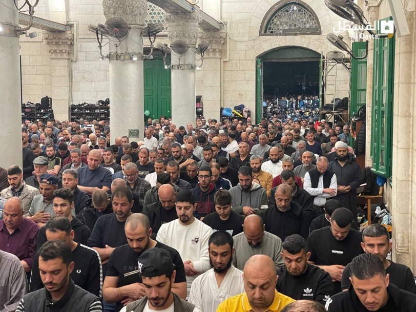 عشرات الآلاف يعتكفون في ليلة القدر بالمسجد الأقصى (صور)