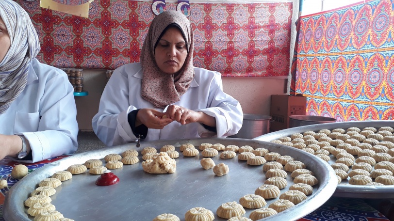 غزة: أمهات الأيتام يصنعن الكعك في العيد طلبا للرزق