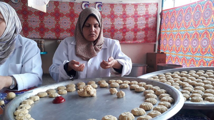 غزة: أمهات الأيتام يصنعن الكعك في العيد طلبا للرزق