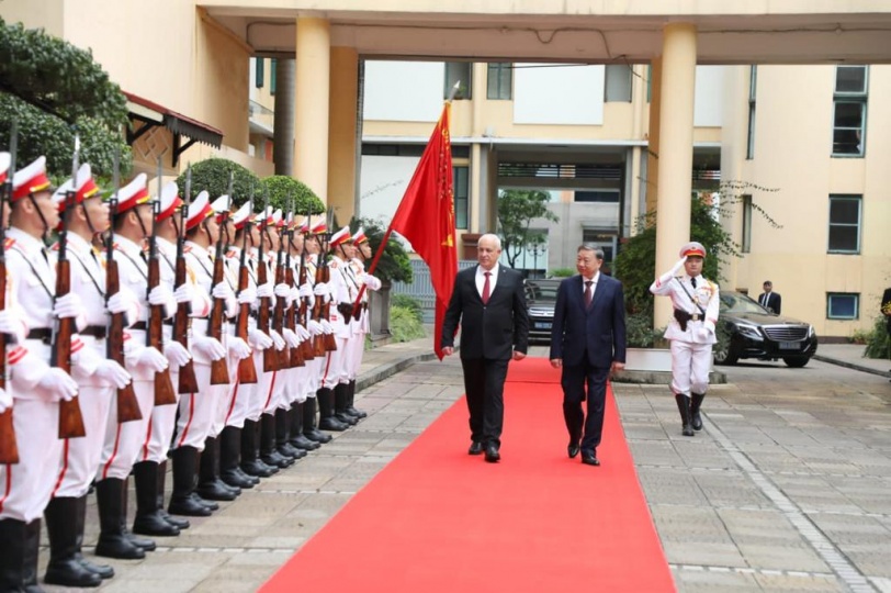 وزير الداخلية ونظيره الفيتنامي يوقعان مذكرة تفاهم لتعزيز التعاون بين البلدين