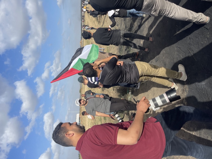 الاحتلال يطلق النار والغاز صوب مسيرة الاعلام بغزة