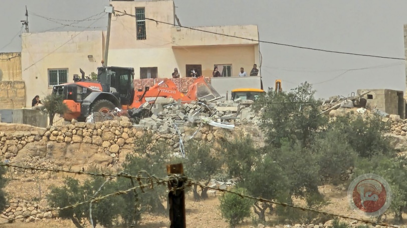 الاحتلال يهدم منزلا وخيمة سكنية بمسافر يطا 