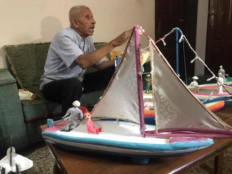 "الجوجو" يجسد بالفلين معاناة الصيادين بغزة