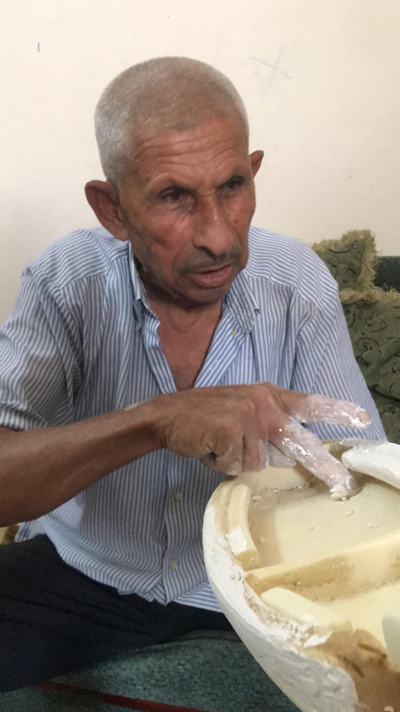 "الجوجو" يجسد بالفلين معاناة الصيادين بغزة