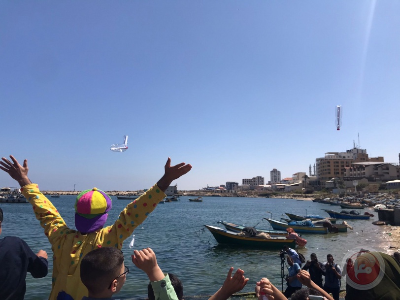 أطفال الأسرى يوجهون رسائلهم عبر البحر للمطالبة بزيارة آبائهم