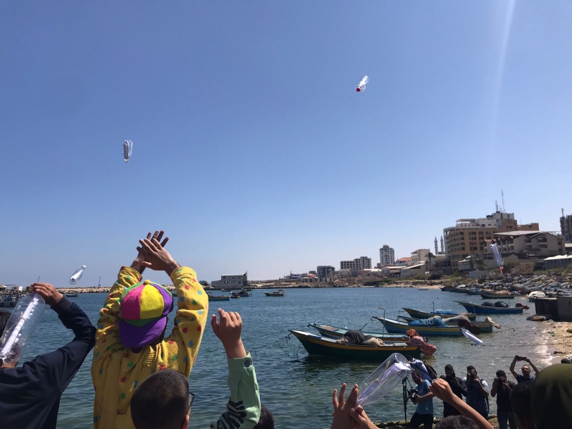 أطفال الأسرى يوجهون رسائلهم عبر البحر للمطالبة بزيارة آبائهم