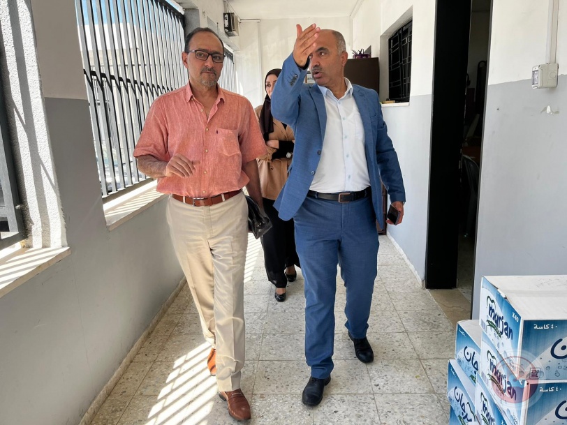 مدير عام الشؤون المدنية برفقة مدير عام تربية جنوب نابلس في زيارة لقاعات الثانوية العامة