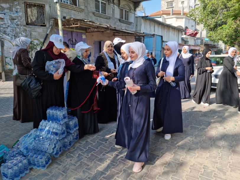 اللجنة الشعبية في مخيم البريج توزع القرطاسية والمياه على طلبة الثانوية 