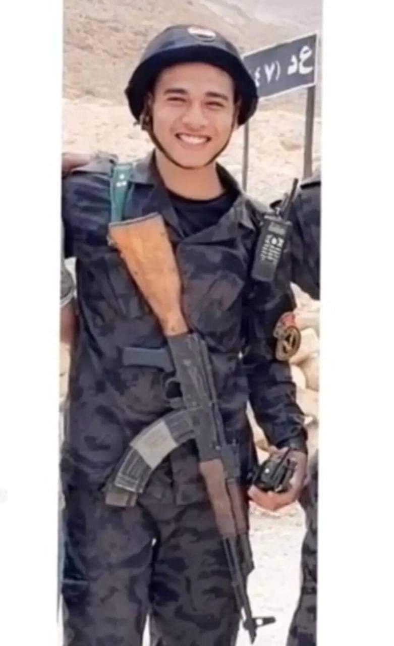 صورة للجندي المصري محمد صلاح مع سلاحه المستخدم في قتل 3 جنود إسرائيليين
