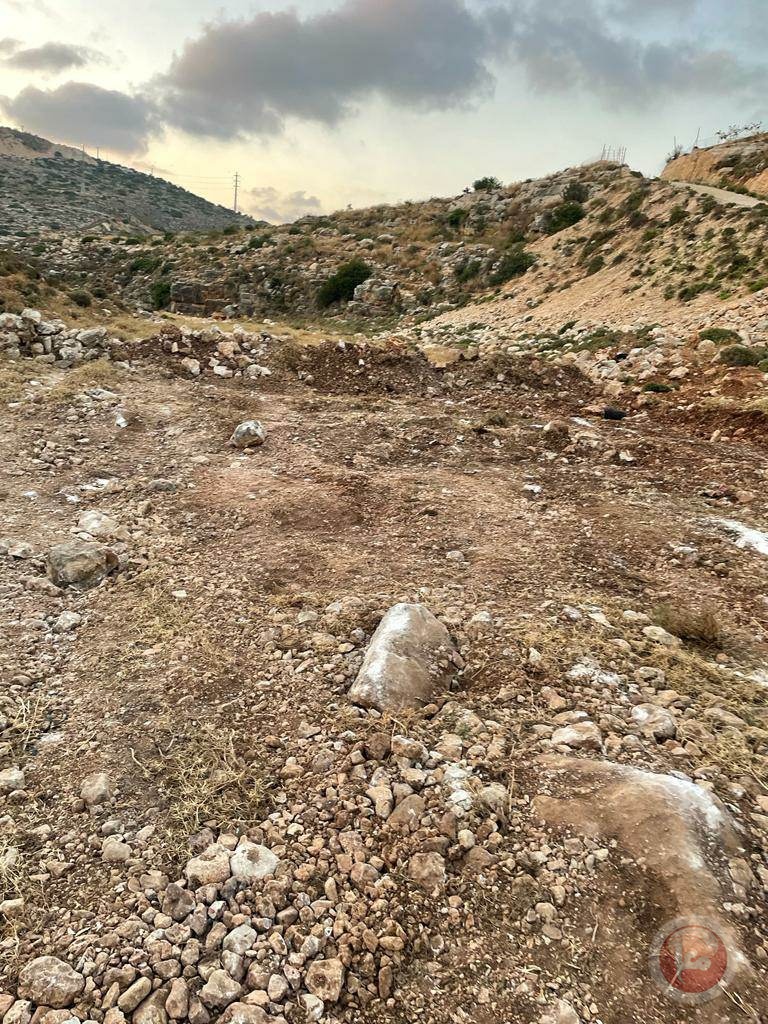 الاحتلال يغلق طريقا زراعيا غرب سلفيت