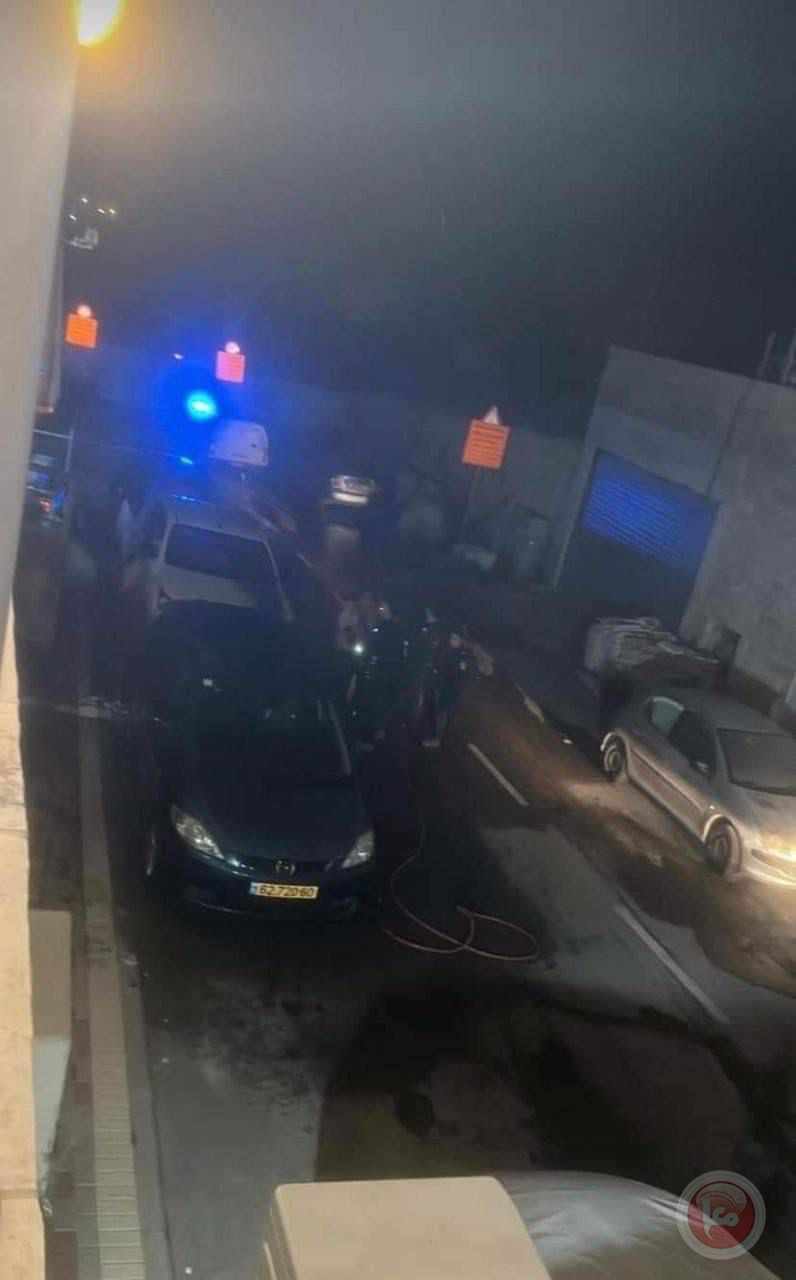شاهد- مستوطنون يحرقون مركبات ويخطّون شعارات في قرية أبو غوش