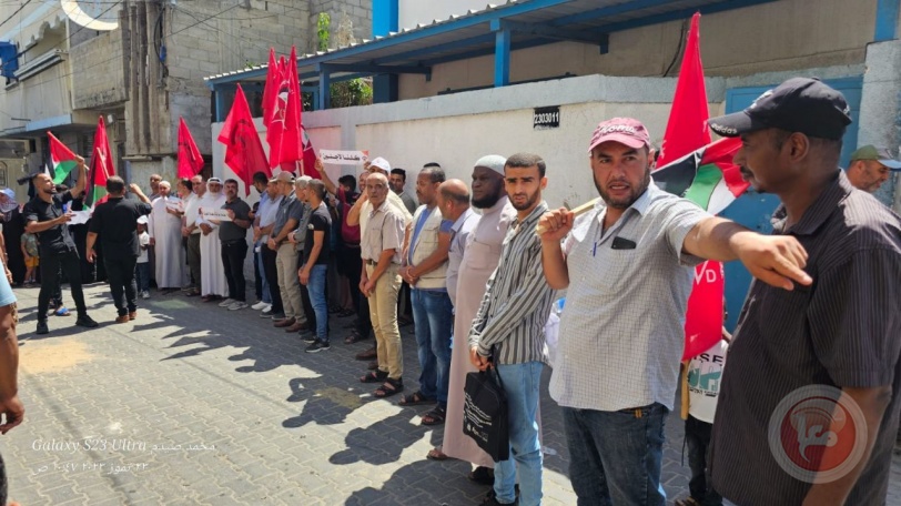 الديمقراطية تنظم وقفة احتجاجية بمخيم البريج رفضاً لتقليصات الأونروا