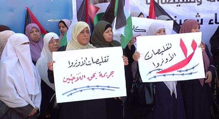 غزة: تظاهرة حاشدة أمام الأونروا للمطالبة بالتعويض ورفضا للتقليصات