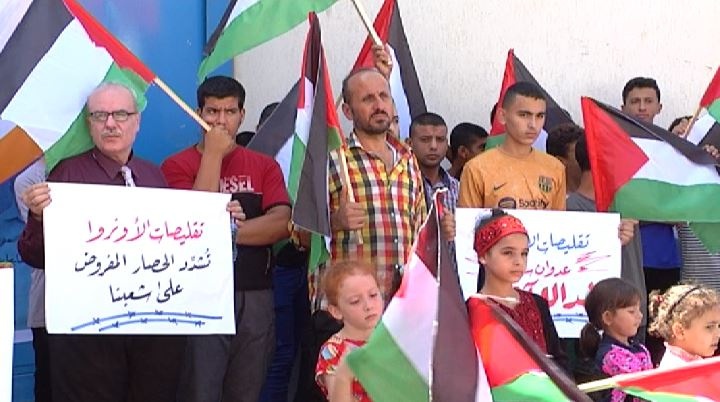 غزة: تظاهرة حاشدة أمام الأونروا للمطالبة بالتعويض ورفضا للتقليصات