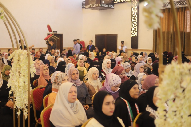 اللجنة الشعبية للاجئين بمخيم خانيونس تقدم مكرمة الرئيس للطلبة المتفوقين