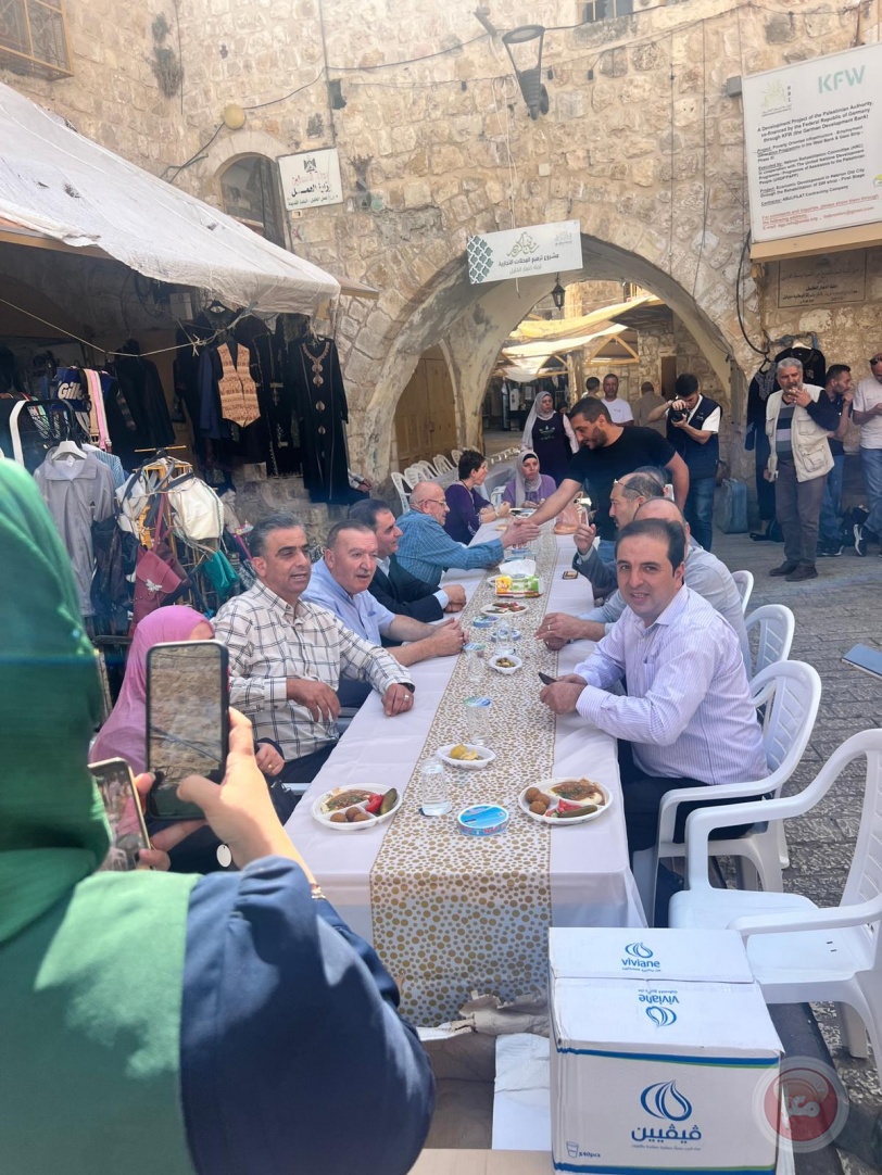 إحياءً للبلدة القديمة.. ملتقى العلاقات العامة والدبلوماسية ينظم إفطاراً داخل أروقتها
