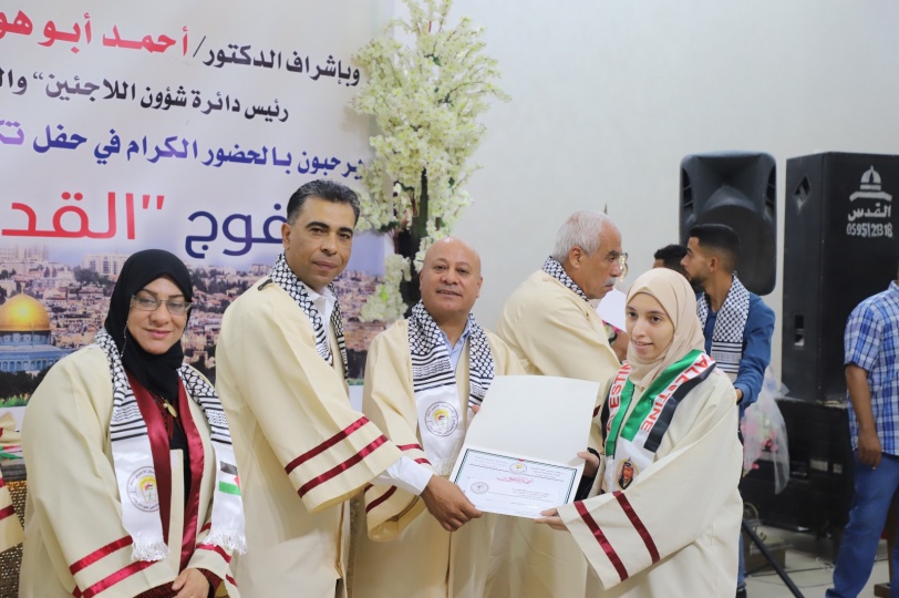 اللجنة الشعبية للاجئين بمخيم خانيونس تقدم مكرمة الرئيس للطلبة المتفوقين