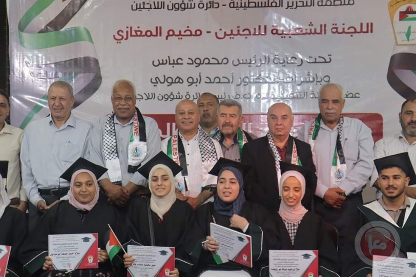 اللجنة الشعبية بالمغازي تسلم منحة الرئيس للطلبة المتفوقين في الثانوية العامة