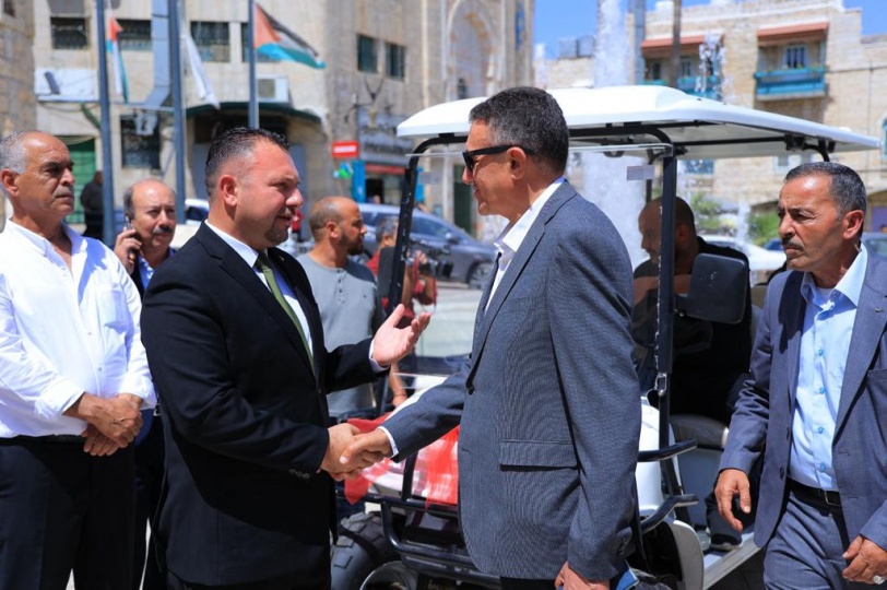 دعما للسياحة... كهرباء القدس تقدم مركبتين كهربائيتين لبلدية بيت لحم