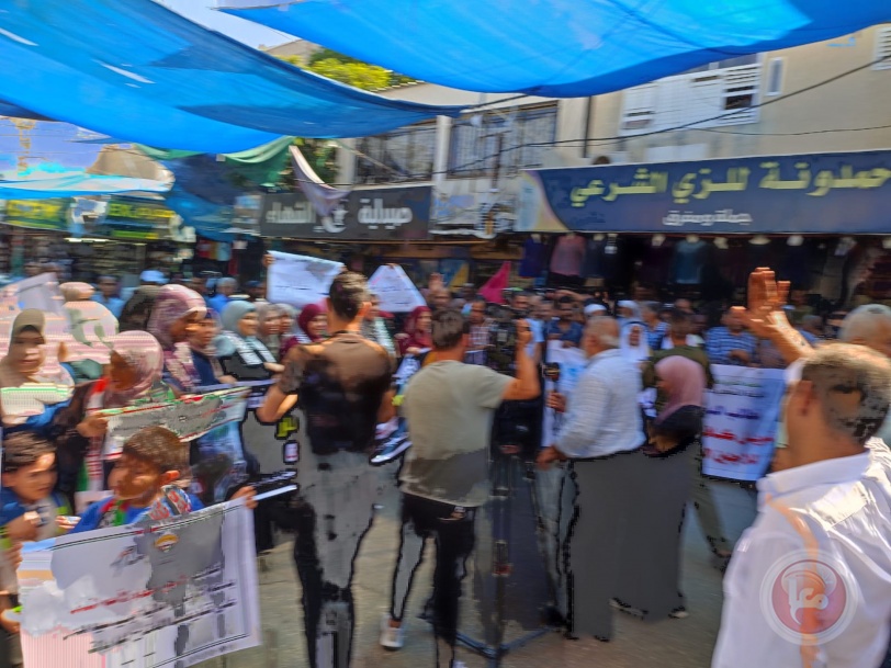 اللجان الشعبية للاجئين تنظم وقفة جماهيرية حاشدة أمام مقر تموين الأونروا بالنصيرات
