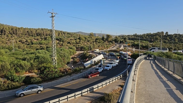 إصابة 33 طفلا إسرائيليا بانقلاب حافلة غرب القدس (صور)