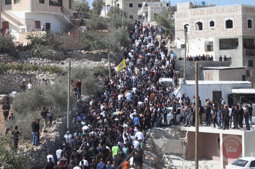 أهالي بني نعيم يشييعون جثمان الشهيد الطفل مؤنس زيدات إلى مثواه الأخير