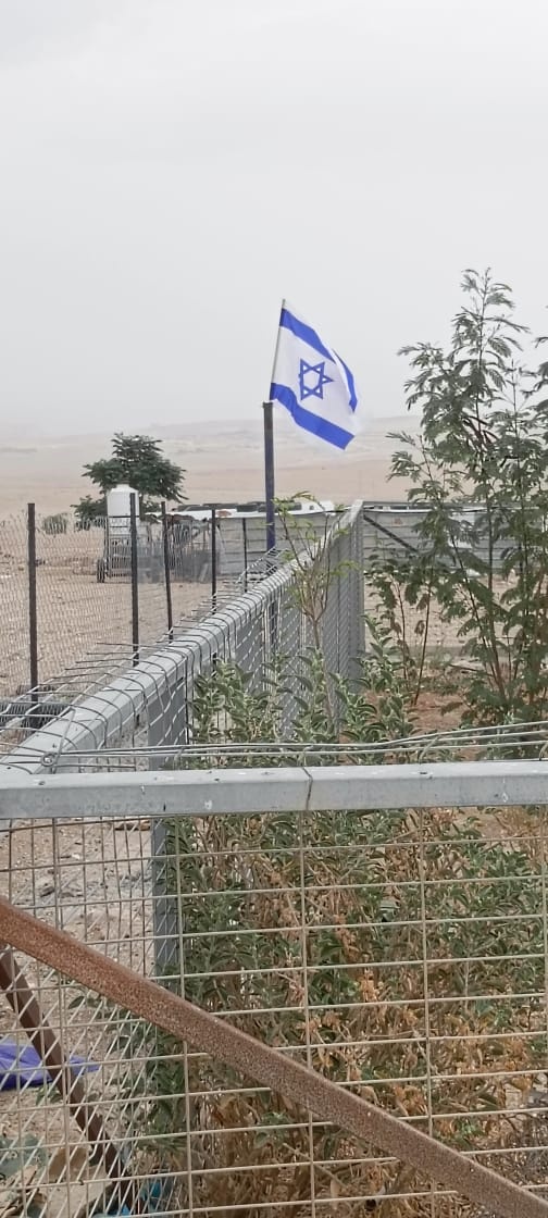 مستوطنون يرفعون علم إسرائيل على مدرسة عرب الكعابنة غرب أريحا 