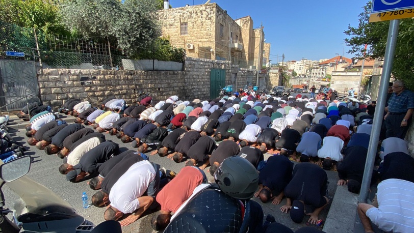 صلوات على الاسفلت والأقصى يخلو من المصلين (صور)