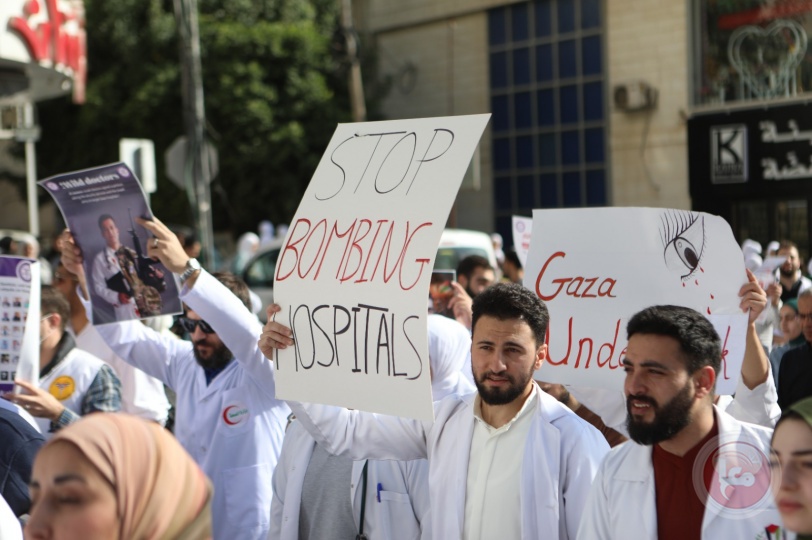 الخليل.. طواقم طبية تنظم مسيرة احتجاج على استهداف الطواقم الطبية في غزة