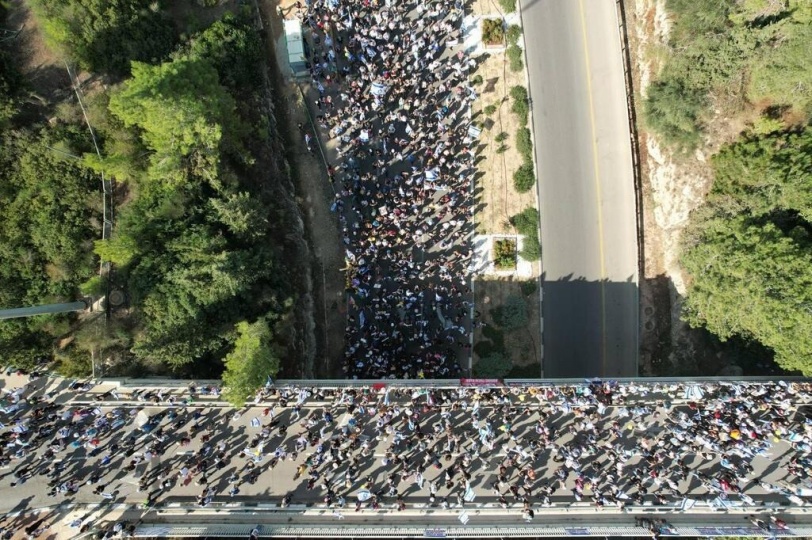 آلاف الإسرائيليين يتظاهرون قبالة مكتب نتنياهو