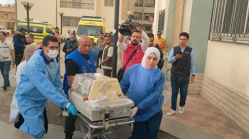 صور.. مصر تبدأ استقبال الأطفال الخدج عبر معبر رفح
