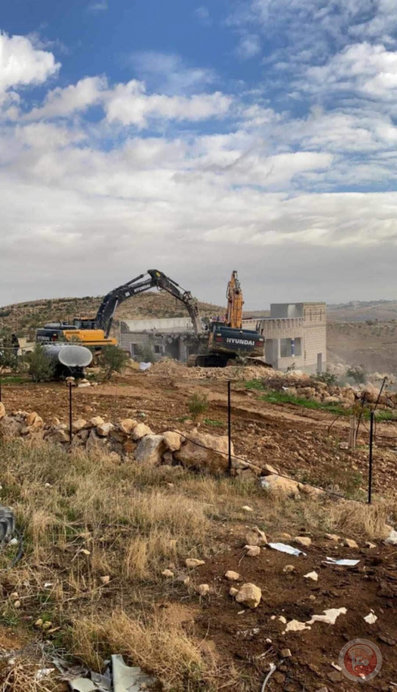 الخليل.. الاحتلال يهدم منازل مأهولة بالسكان وبئر مياه ويدمر أراضي زراعية