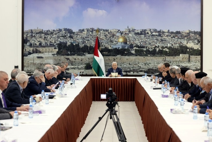الرئيس في اجتماع القيادة.. لن نركع ولن نستسلم للأمر الواقع ولن نسمح بتكرار نكبة فلسطين