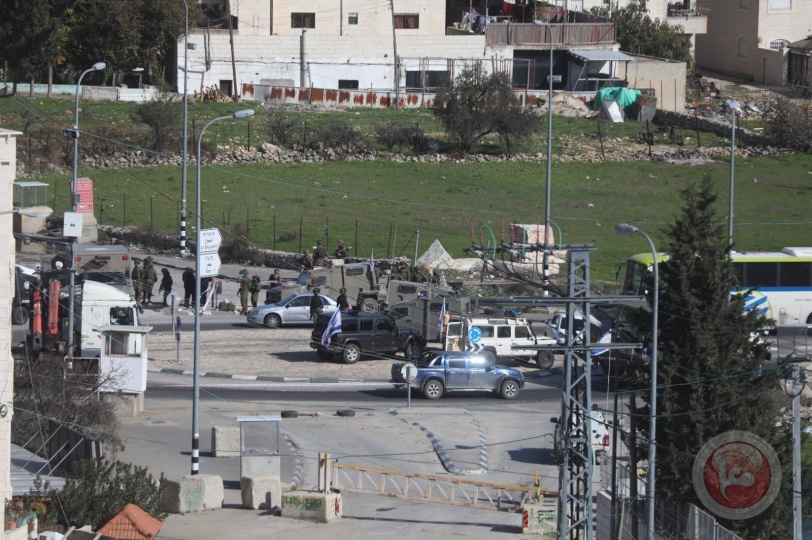 قوات الاحتلال تداهم منزل الشهيد باسل المحتسب في الخليل