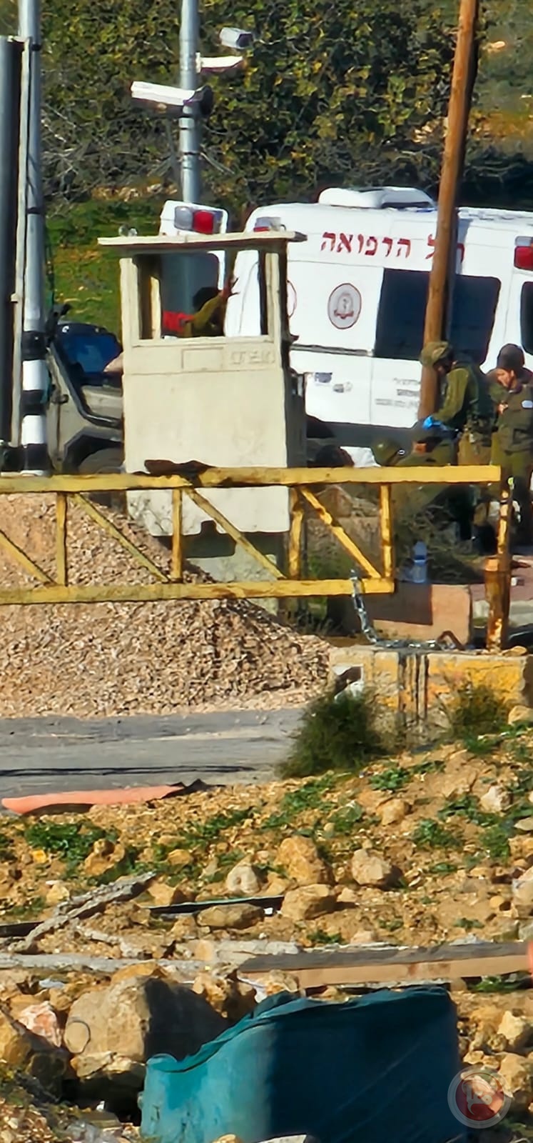 اصابة عدد من جنود الاحتلال بعملية دهس على مدخل مخيم الفوار واصابة المنفذ(صور)