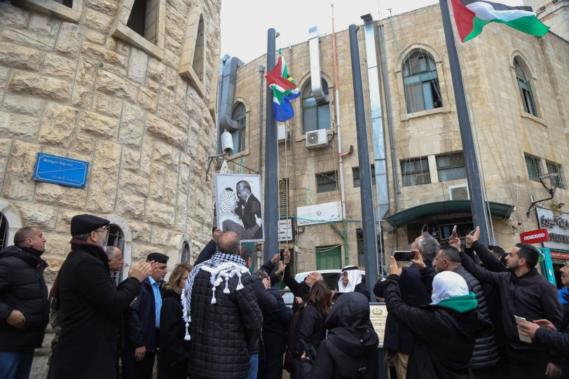 (صور) رفع علم جنوب أفريقيا أمام مبنى بلدية بيت لحم