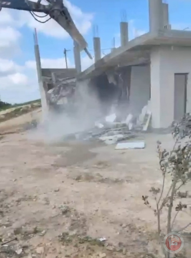 الاحتلال يهدم منزلا وغرفة زراعية في قرية البرج جنوب غرب الخليل