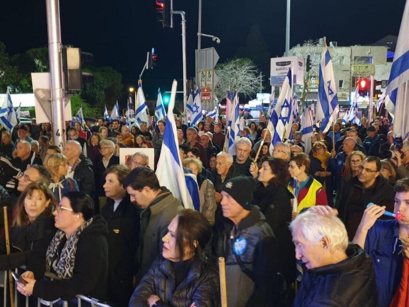 آلاف الإسرائيليين يطالبون بإقالة الحكومة وإعادة الأسرى من غزة